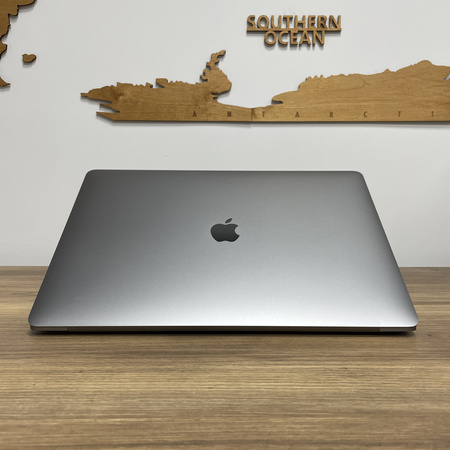 Apple MacBook Pro 15 A1990/ 2019/ i9-9880H/ 16GB RAM/ 512GB SSD/ Radeon Pro 560X 4GB/ 2880x1800/ Space Gray/ Klasa A-