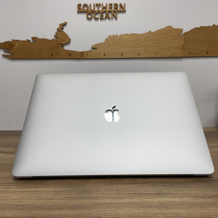 Apple MacBook Pro 15 A1990/ 2018/ i7-8850H/ Radeon Pro 560X 4GB/ 32GB RAM/ 512GB SSD/ Silver/ Klasa A-