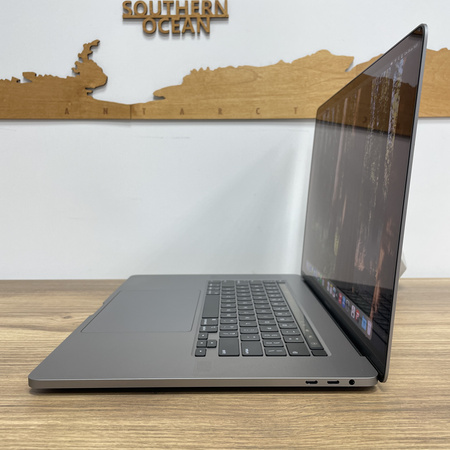 Apple MacBook Pro 16 A2141/ 2019/ i7-9750H/ 16GB RAM/ 512GB SSD/ Radeon Pro 5300M 4GB/ 3072x1920/ Space Gray/ Klasa A-