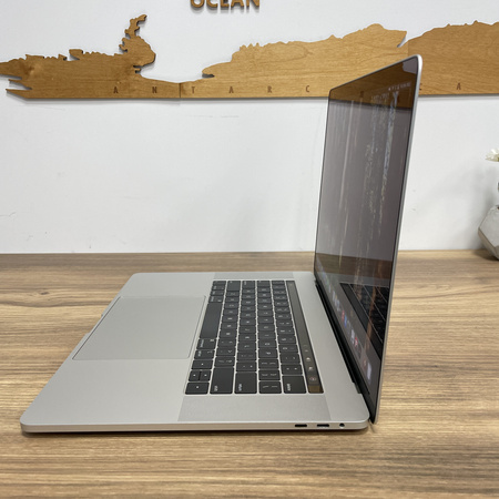 Apple MacBook Pro 15 A1990/ 2018/ i7-8850H/ Radeon Pro 560X 4GB/ 32GB RAM/ 512GB SSD/ Silver/ Klasa A-