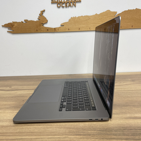 Apple MacBook Pro 16 A2141/ 2019/ i7-9750H/ 16GB RAM/ 512GB SSD/ Radeon Pro 5300M 4GB/ 3072x1920/ Space Gray/ Klasa B/ wada matrycy