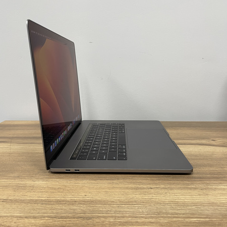 Apple MacBook Pro 15 A1990/ 2018/ i7-8850H/ 16GB RAM/ 512GB SSD/ Radeon Pro 560X 4GB/ Space Gray/ Klasa A-