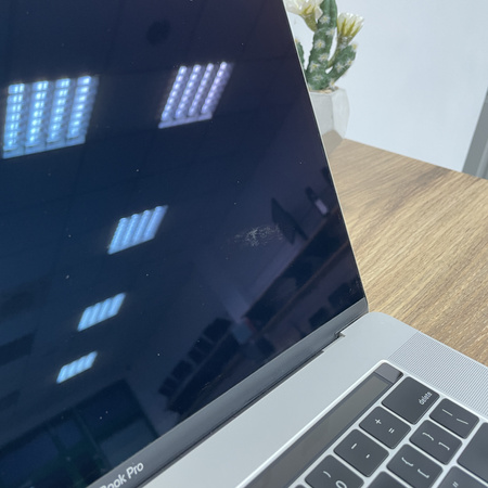 Apple MacBook Pro 15 A1990/ 2018/ i7-8850H/ Radeon Pro 560X 4GB/ 32GB RAM/ 512GB SSD/ Silver/ Klasa A-