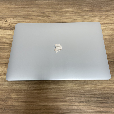 Apple MacBook Pro 15 A1990/ 2019/ i7-9750H/ Radeon Pro 555X 4GB/ 32GB RAM/ 512GB SSD/ Space Gray/ Klasa A