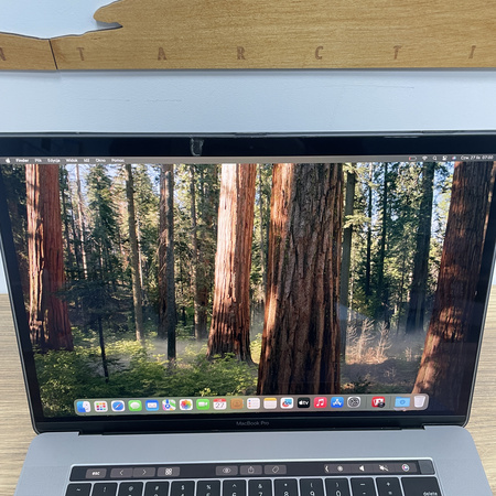 Apple MacBook Pro 15 A1990/ 2018/  i7-8850H/ 32GB RAM/ 1TB SSD/ Radeon Pro 560X 4GB/ Space Gray/ Klasa B