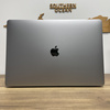 Apple MacBook Pro 15 A1990/ 2018/  i7-8850H/ 16GB RAM/ 512GB SSD/ Radeon Pro 560X 4GB/ 2880x1800/ Space Gray/ Klasa A