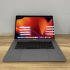 Apple MacBook Pro 15 A1990/ 2018/ i7-8850H/ 16GB RAM/ 512GB SSD/ Radeon Pro 560X 4GB/ Space Gray/ Klasa A-