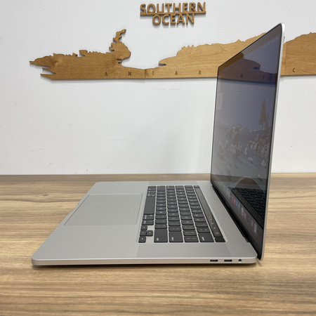 Apple MacBook Pro 16 A2141/ 2019/ i7-9750H/ 32GB RAM/ 512GB SSD/ Radeon Pro 5300M 4GB/ 3072x1920/ Silver/ Klasa A