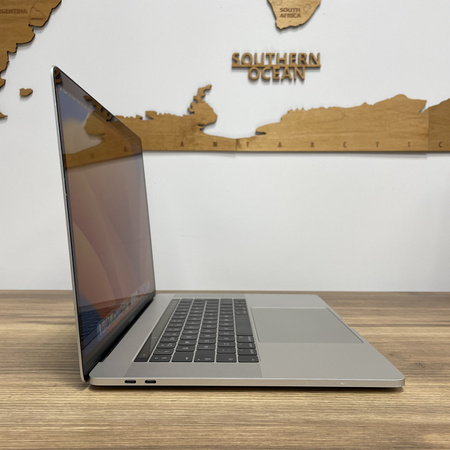 Apple MacBook Pro 15 A1707/ 2017/ i7-7700HQ/ 16GB RAM/ 512GB SSD/ Silver/ Radeon Pro 555 2GB/ Klasa A-