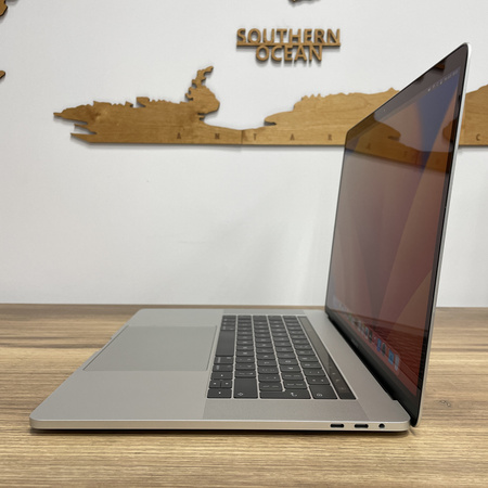 Apple MacBook Pro 15 A1707/ 2017/ i7-7700HQ/ 16GB RAM/ 512GB SSD/ Silver/ Radeon Pro 555 2GB/ Klasa A-