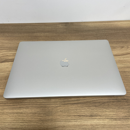 Apple MacBook Pro 15 A1990/ 2018/ i7-8850H/ Radeon Pro 560X 4GB/ 32GB RAM/ 512GB SSD/ Silver/ Klasa A-