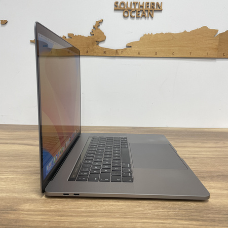 Apple MacBook Pro 15 A1707/ 2017/  i7-7820HQ/ 16GB RAM/ 512GB SSD/ Space Gray/ Radeon Pro 560 4GB/ Klasa A-