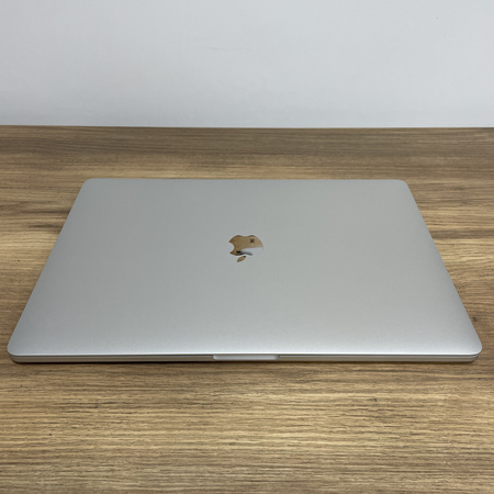 Apple MacBook Pro 15 A1990/ 2018/ i7-8850H/ Radeon Pro 560X 4GB/ 16GB RAM/ 512GB SSD/ Space Gray/ Klasa A-