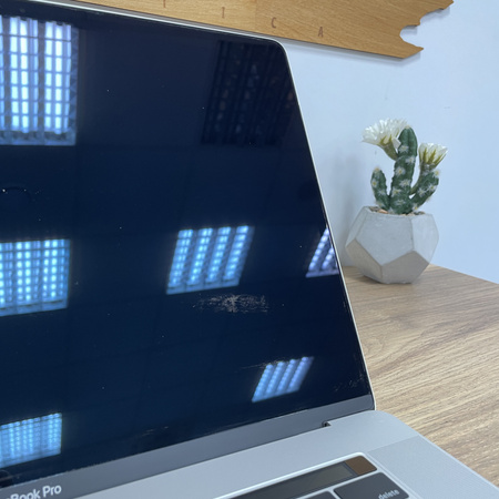 Apple MacBook Pro 15 A1990/ 2018/ i7-8850H/ Radeon Pro 560X 4GB/ 32GB RAM/ 512GB SSD/ Silver/ Klasa A-